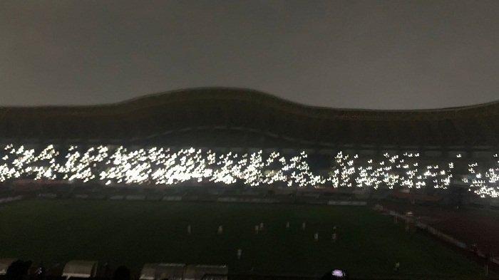 Setelah Menunggu Dua Jam, Laga Persija vs Ratchaburi FC Kembali Digelar dengan Penerangan Seadanya