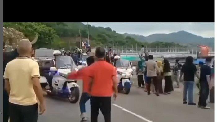 Sejumlah Warga Kota Bima Hampir Tertabrak Patwal Saat Nekat Menghadang Laju Mobil Presiden Jokowi