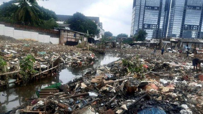 Jadi Sumber Penyakit, Sudin SDA Akan Kuras Saluran Phb di Lahan PT Pertamina Pancoran Buntu