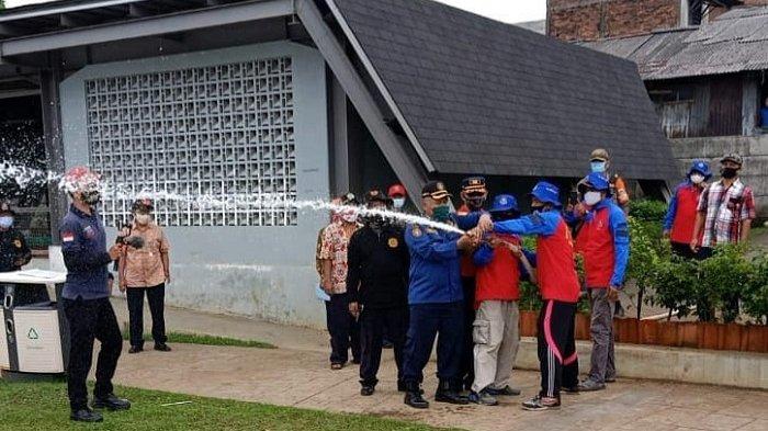 Warga Ciracas Jakarta Timur Pelatihan Penggunaan Hidran dan Pemadaman Kebakaran