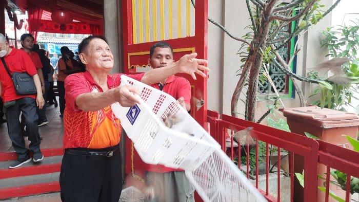 Pedagang Burung Pipit di Vihara Dharma Bakti Raup Rezeki Saat Perayaan Imlek 2024