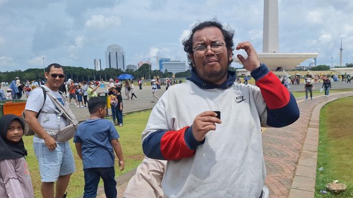 PENGUNJUNG MONAS - Guntur salah seorang pengunjung Monas yang menikmati liburan sambil bermain layangan, Kamis (1/1/2026)