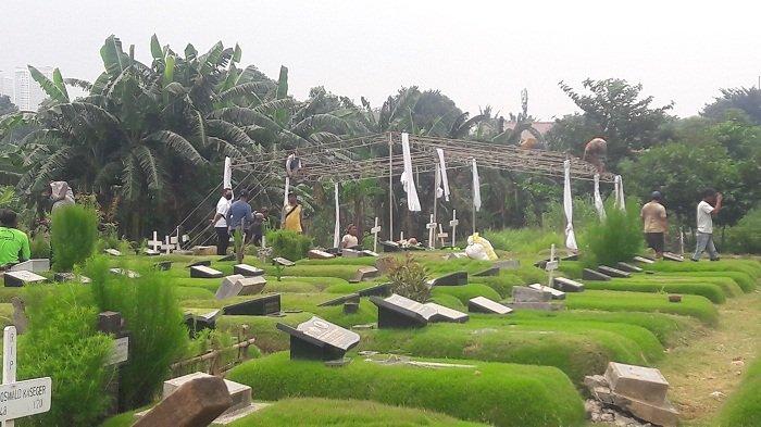Petugas Siapkan Lokasi Makam Glenn Fredly di TPU Tanah Kusir Blok AA 1 Blaad 164