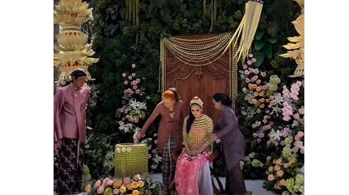 Tangis Bahagia Luna Maya di Prosesi Siraman dengan Air Tujuh Sumber