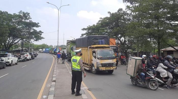 MACET PANJANG - Akibat aksi demo buruh pabrik ban merek Michelin, Jalan Pantura, Cikarang Timur, Kabupaten Bekasi, macet sepanjang 3 kilometer, Senin (3/11/2025).