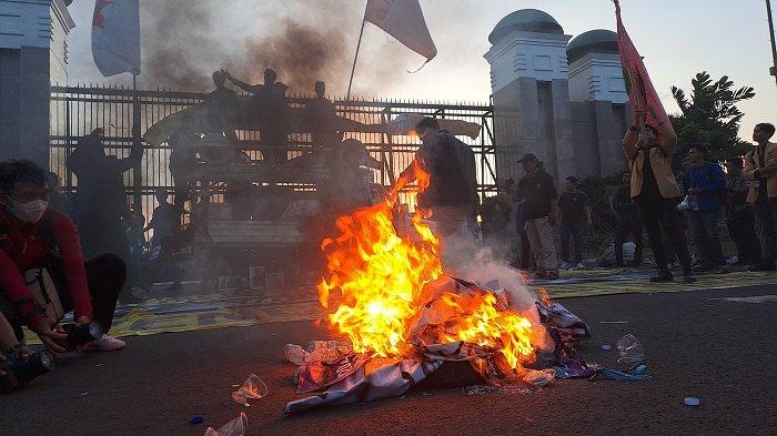 Aksi Ribuan Mahasiswa Menolak RKUHP di Depan Gedung DPR RI Memanas, Sebut Negara Sedang Sakit