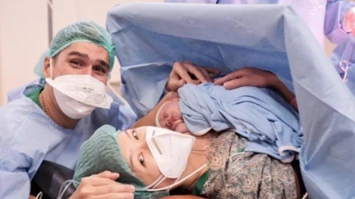 Marcel Chandrawinata dan Deasy Pricilla Bahagia Dianugerahi Anak Pertama Setelah Menikah Tahun 2017