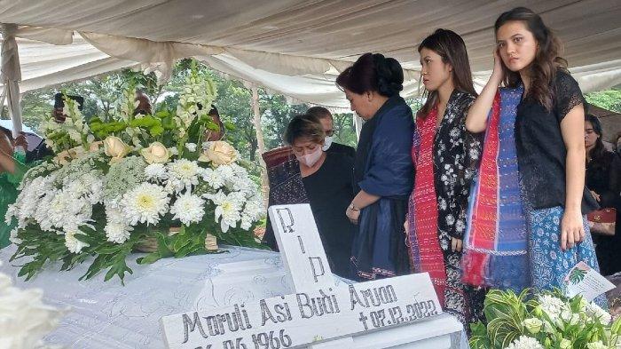 Marsha Aruan Tegar Saat Jenazah Ayahnya Dimakamkan, Sesekali Menguatkan Ibu yang Sedih dan Menangis