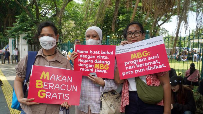 DEMO MBG - Sekelompok ibu-ibu demo program Bergizi Gratis (MBG) di kawasan IRTI Monas, Gambir, Jakarta Pusat, Rabu (1/10/2025). Dalam aksinya, mereka menyoroti sejumlah persoalan program MBG yang bermasalah di antaranya menimbulkan korban keracunan, standar kualitas yang rendah hingga risiko penyalahgunaan anggaran. Karena itu, mereka menuntut pemerintah untuk segera mengevaluasi secara menyeluruh program tersebut. 