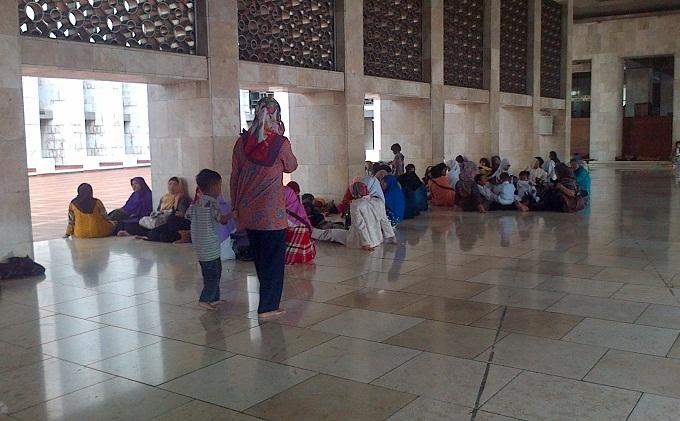 Jemaah Salat Jumat Istiqlal Doakan Korban Pesawat MH17