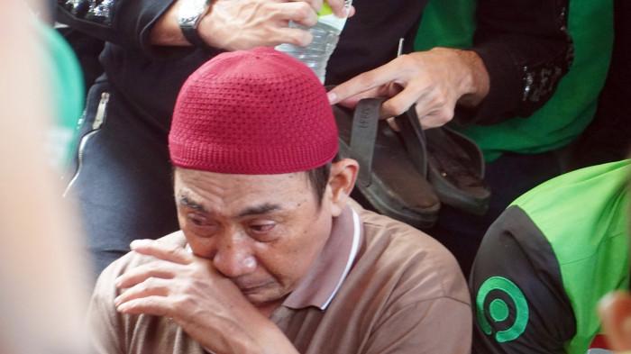 Foto-foto Pemakaman Driver Ojol Affan yang Tewas Terlindas Rantis Brimob - melakukan-pengawalan.jpg
