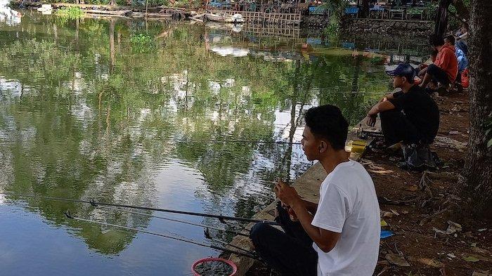Isi Waktu Libur Lebaran dengan Mancing di Situ Cipondoh