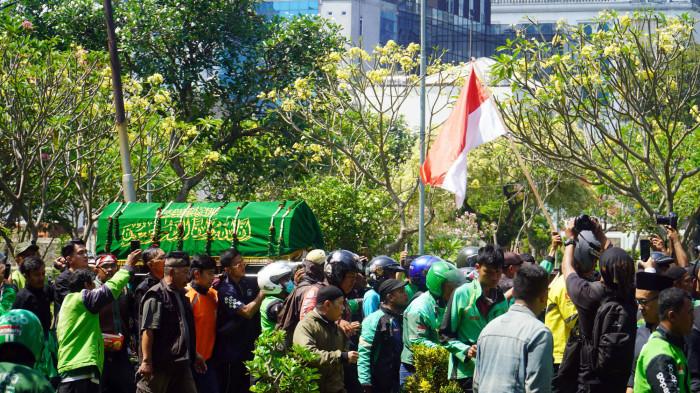 Foto-foto Pemakaman Driver Ojol Affan yang Tewas Terlindas Rantis Brimob - menjadi-korban.jpg