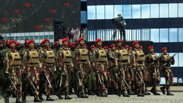 GLADI BERSIH - Prajurit TNI mengikuti defile pasukan saat gladi bersih Hari Ulang Tahun (HUT) ke-80 Tentara Nasional Indonesia (TNI) di Monas, Gambir, Jakarta Pusat, Jumat (3/10/2025). Gladi bersih tersebut digelar dalam rangka persiapan HUT ke-80 TNI yang mengerahkan sekitar 133 ribu personel dan 1.047 alat utama sistem persenjataan (alutsista) pada Minggu, 5 Oktober 2025. Warta Kota/Yulianto