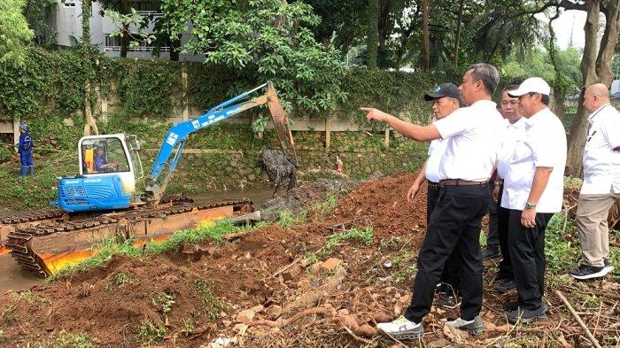 Mencapai 5.000 Meter Kubik, Lumpur Hasil Pengerukan Kali Grogol Jaksel Bakal Dikirim ke Ancol