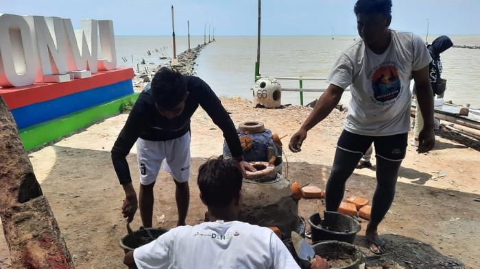 PELESTARI LINGKUNGAN - Kelompok Nelayan, Pandu Alam Sendulang (PAS) Kampung Tangkolak, Desa Sukakerta, Kecamatan Cilamaya Wetan, Kabupaten Karawang tengah membuat modul Paranje sebagai media transplantasi terumbu karang, Senin (8/9/2025).