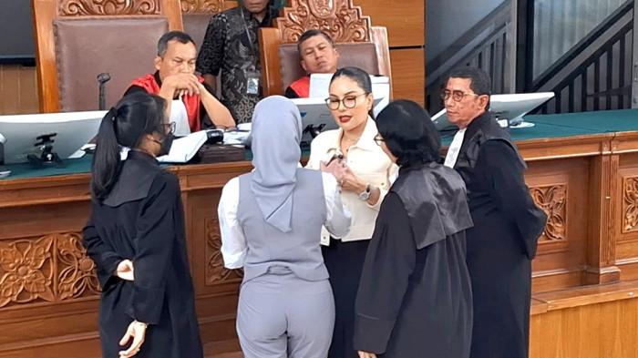 BERSITEGANG - Artis Nikita Mirzani sedang menginterogasi Reza Gladys terkait perizinan produk skincare di Pengadilan Negeri Jakarta Selatan, Kamis (24/7/2025).