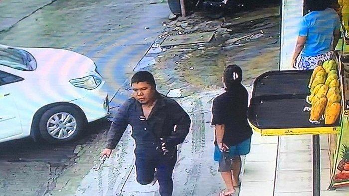 Terekam CCTV, Polisi Buru Pria Berjalan Nyeker Menenteng Pistol di Jelambar