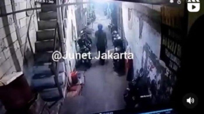 Seorang ODGJ Kumat Tombak Rumah Warga di Cengkareng