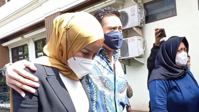 VIDEO : Olla Ramlan Sedang Proses Cerai, Tetap Berlebaran Bersama Suami