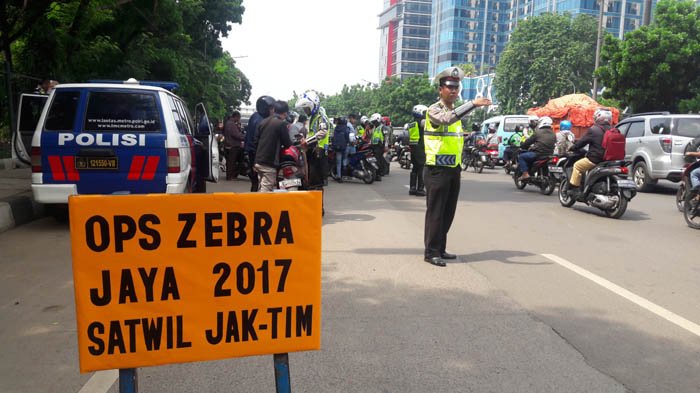 Operasi Zebra di Jalan DI Panjaitan, Pengendara Lawan Arus Hindari Pemeriksaan
