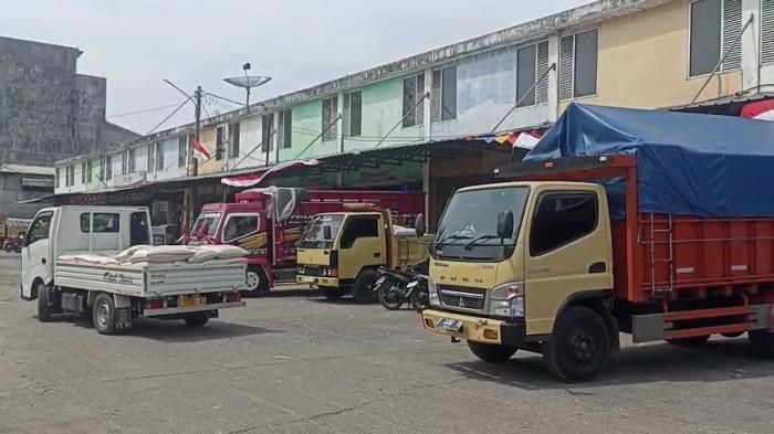 PASAR BERAS KARAWANG - Aktivitas Pasar Induk Beras Johar, Karawang, Jawa Barat terlihat normal pada Rabu (13/8/2025).