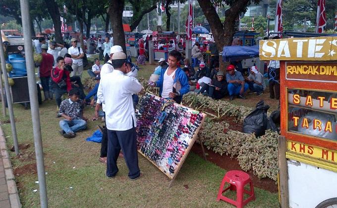 Jalur Hijau Merdeka Selatan Jadi Pasar Kaget