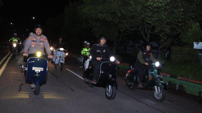 Unik, Kapolres dan Bupati Ngawi Patroli Kamtibmas Naik Vespa saat Sahur