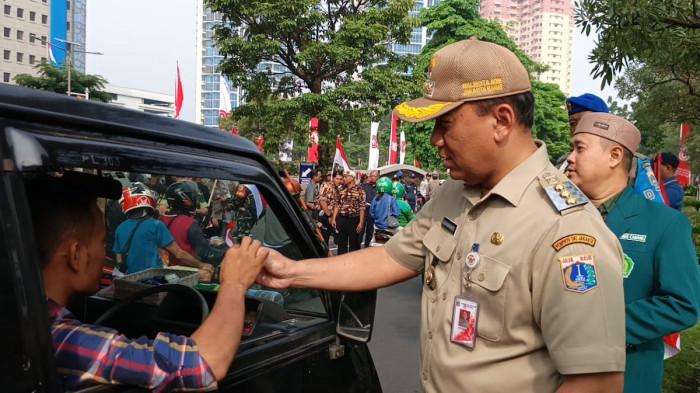 Pemkot Jakbar Bagikan 8.000 Bendera Merah Putih, Wilayah Pertama Buat Inisiasi