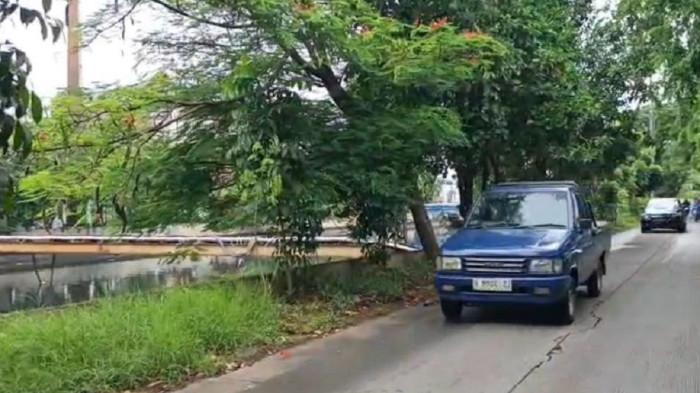 KABEL PLN DICURI - Lokasi pencurian kabel PLN di sekitar Kali Sekretaris, Kebon Jeruk, Jakarta Barat. Foto diambel pada Kamis (20/11/2025)