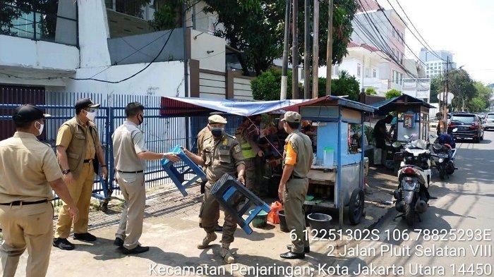 Masih Layani Konsumen Makan di Tempat, Meja dan Kursi PKL di Pluit Diangkut Petugas