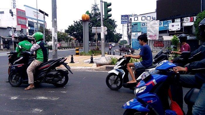 Hari Pertama PSBB Jakarta, Sejumlah Pengendara Motor Masih Ada yang Tak Kenakan Masker Bahkan Helm