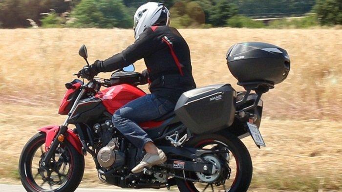Ini Cara Tepat Mengendarai Sepeda Motor Pakai Boks, Jangan Membawa Beban Terlalu Berat