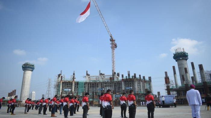 Bendera Merah Putih Raksasa Dikibarkan dengan Crane di Lokasi Pembangunan JIS, Ini Alasannya