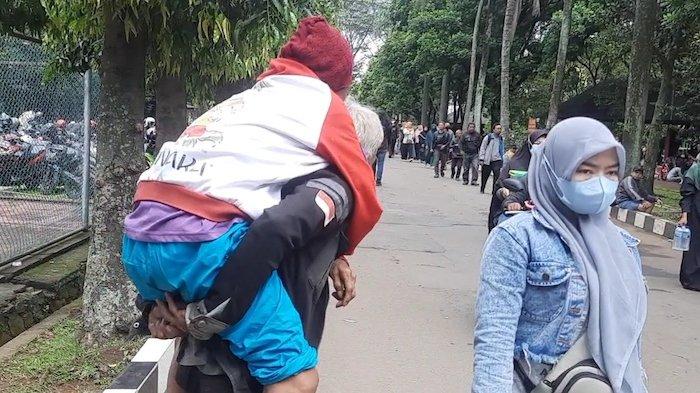 Demi Diobati Ida Dayak, Lansia ini Bopong Istri dari Parkiran Berjarak 800 Meter
