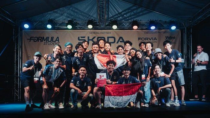 PRESTASI MAHASISWA UI - Mahasiswa UI sukses merancang mobil balap jenis formula.