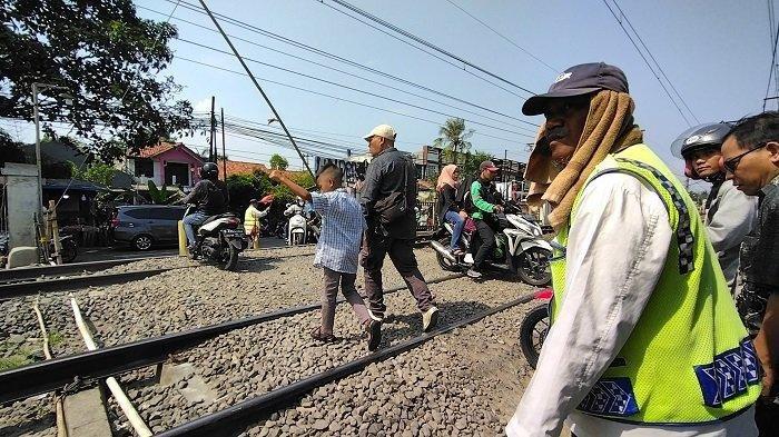 ILUSTRASI - Pintu perlintasan Kereta Api (KA) kerap bikin macet dan memicu kecelakaan, karean itu Pemkab Karawang akan membangun underpass atau flyover.