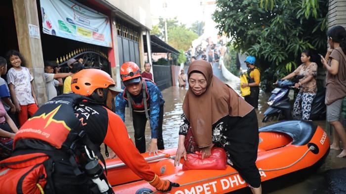 BPBD Jakarta Timur Siagakan Petugas dan Perahu Karet Antisipasi Banjir