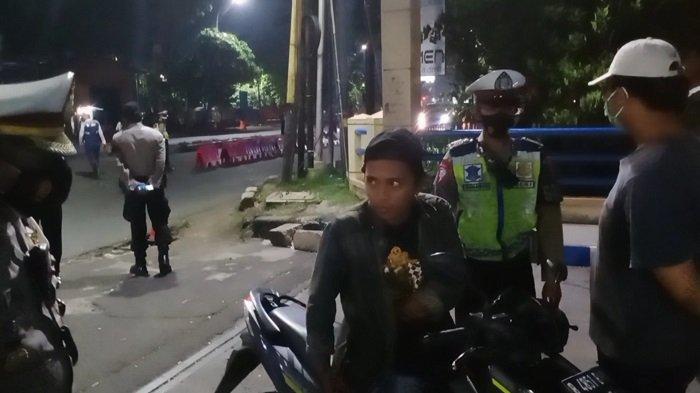 Pengendara Tak Taat Prokes Saat PPKM Darurat, Petugas Posko Pencegatan Batu Ceper: Denda 50 Ribu!