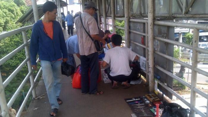 JPO Jatinegara Jadi Lokasi PKL Berdagang