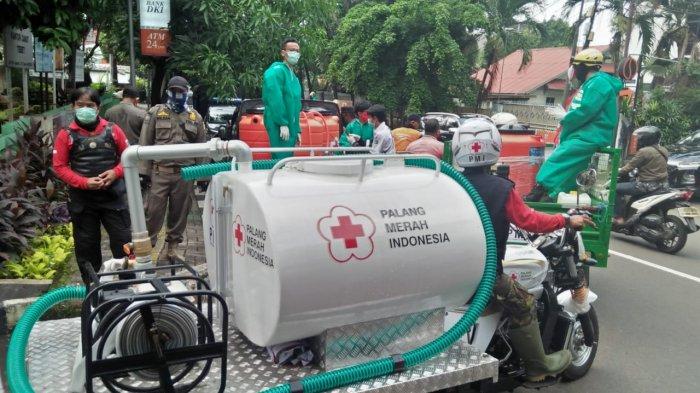 PMI DKI Jakarta Melakukan Penyemprotan Disinfektan di wilayah Tebet, Jakarta Selatan