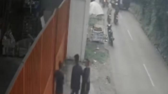 Premanisme Marak Lagi, Pedagang Nanas di Bekasi Dipalak Ormas Sembari Diancam Golok