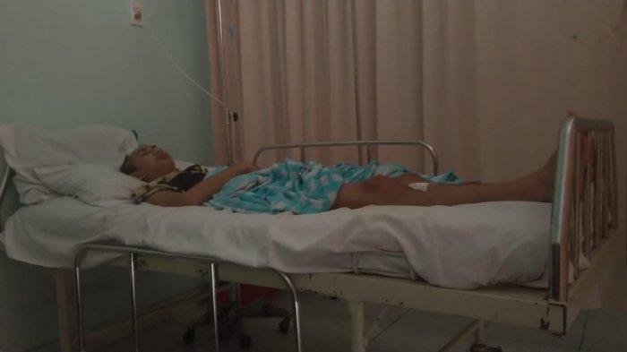 Putra Aji Adhari sedang terbaring kritis di rumah sakit akibat luka di sekujur tubuh. Remaja yang pernah meretas situs NASA tahun 2019 itu dikeroyok orang tidak dikenal hingga mengalami luka-luka. 
