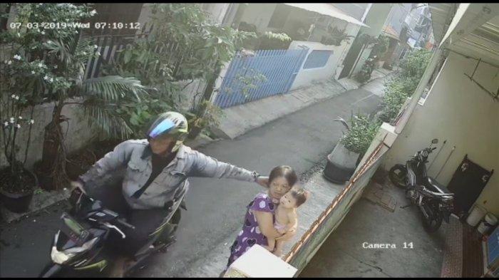 VIDEO: Jambret Dalam Gang Sempit, Sikat Kalung Ibu Sedang Gendong Bayi