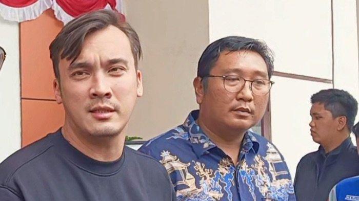 Sedih, Rendy Kjaernett Terus Temani Lady Nayoan yang Terluka Akibat Kecelakaan hingga Dirawat di RS