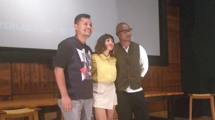 Sutradara film 'Ave Maryam' Robby Ertanto (paling kiri) berpose bersama sutradara film India 'Counterfeit' Kunkoo Reema Sengupta (tengah) dan Globetrotter Lab's Founder and Creative Director Kennedy Ashinze di Silver Screen (Queen’s Head), Kemang Raya, Mampang Prapatan, Jakarta Selatan, Rabu (24/4/2019). 
