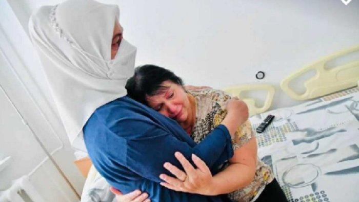 Seorang Pasien Wanita di RS Ukraina Penuh Haru Memeluk Ibu Negara Iriana