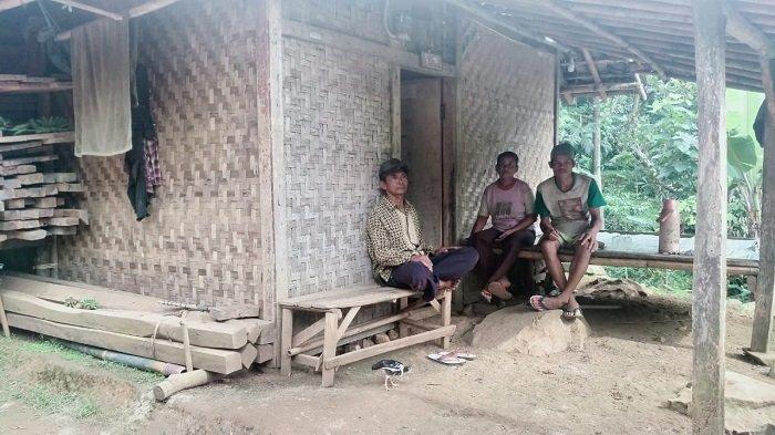 Berdinding Bilik dan Beralaskan Tanah, Warga Nanggung Ini Berharap Mendapatkan Bantuan Pemerintah - Wartakotalive.com