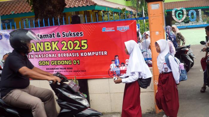 DIDUGA KERACUNAN MBG - Sejumlah siswa saat pulang sekolah dengan dijemput orangtuanya di SDN 01 Gedong, Pasar Rebo, Jakarta Timur, Selasa (30/9/2025). Sebelumnya diduga sejumlah siswa mengalami keracunan usai menyantap makanan bergizi gratis (MBG) yang dibagikan pihak sekolah. Warta Kota/Yulianto