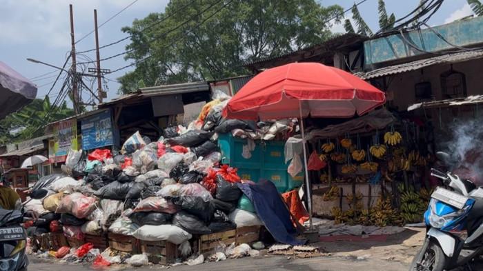 Sampah menggunung di Pasar Bintaro mengganggu aktivitas pedagang dan menurunkan omzet akibat bau menyengat serta lingkungan yang tidak nyaman, (TribunTangerang.com - Wartakota Network/Ikhwana Mutuah Mico)